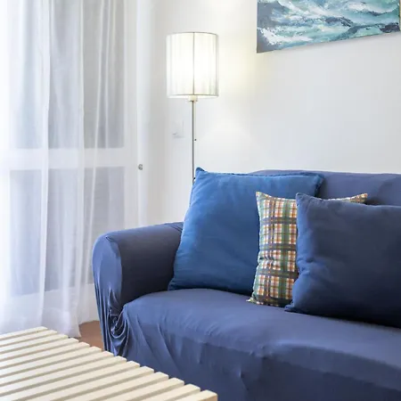 Daire Bright 2br With Private Balcony - Beach, By Hopstays