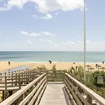 Bright 2br With Private Balcony - Beach, By Hopstays Apartmán