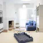 Bright 2br With Private Balcony - Beach, By Hopstays Lejlighed