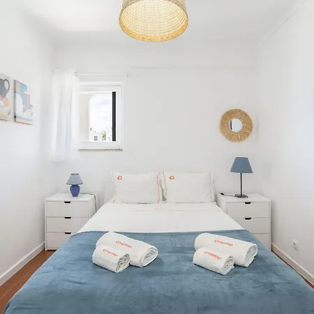 Daire Bright 2br With Private Balcony - Beach, By Hopstays