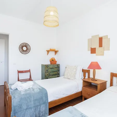 Apartment Bright 2br With Private Balcony - Beach, By Hopstays