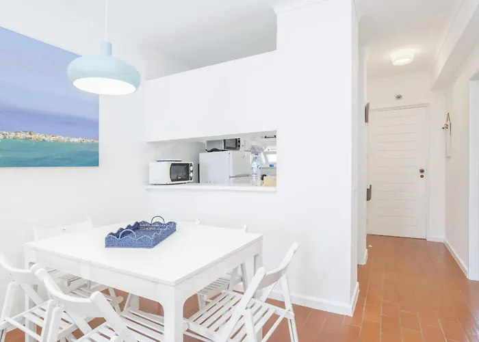 Bright 2br With Private Balcony - Beach, By Hopstays *