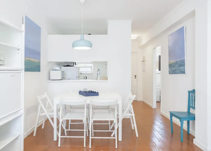 Bright 2br With Private Balcony - Beach, By Hopstays