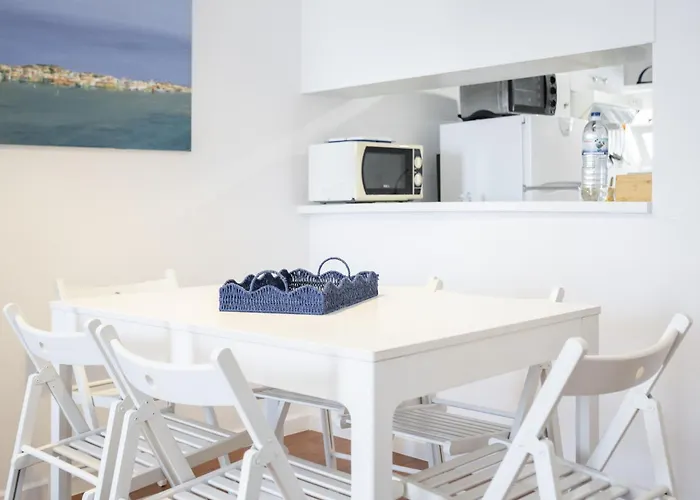 Bright 2br With Private Balcony - Beach, By Hopstays 아파트