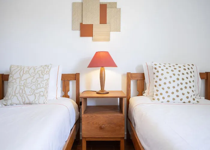 Bright 2br With Private Balcony - Beach, By Hopstays