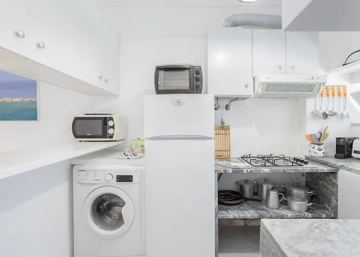 Apartament Bright 2br With Private Balcony - Beach, By Hopstays *