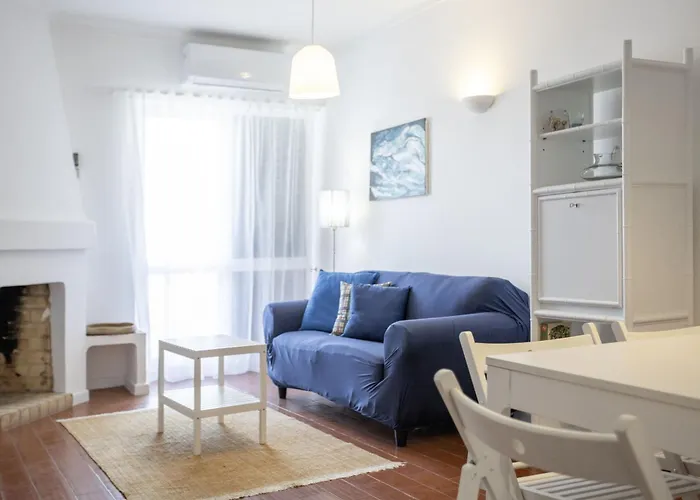 Apartment Bright 2br With Private Balcony - Beach, By Hopstays
