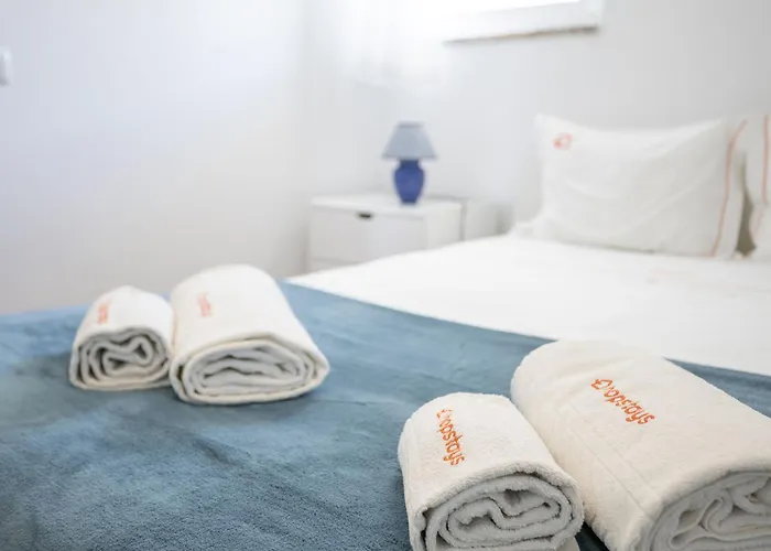 Bright 2br With Private Balcony - Beach, By Hopstays